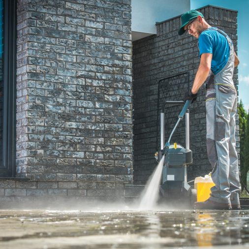 pressure-washer-cleaning